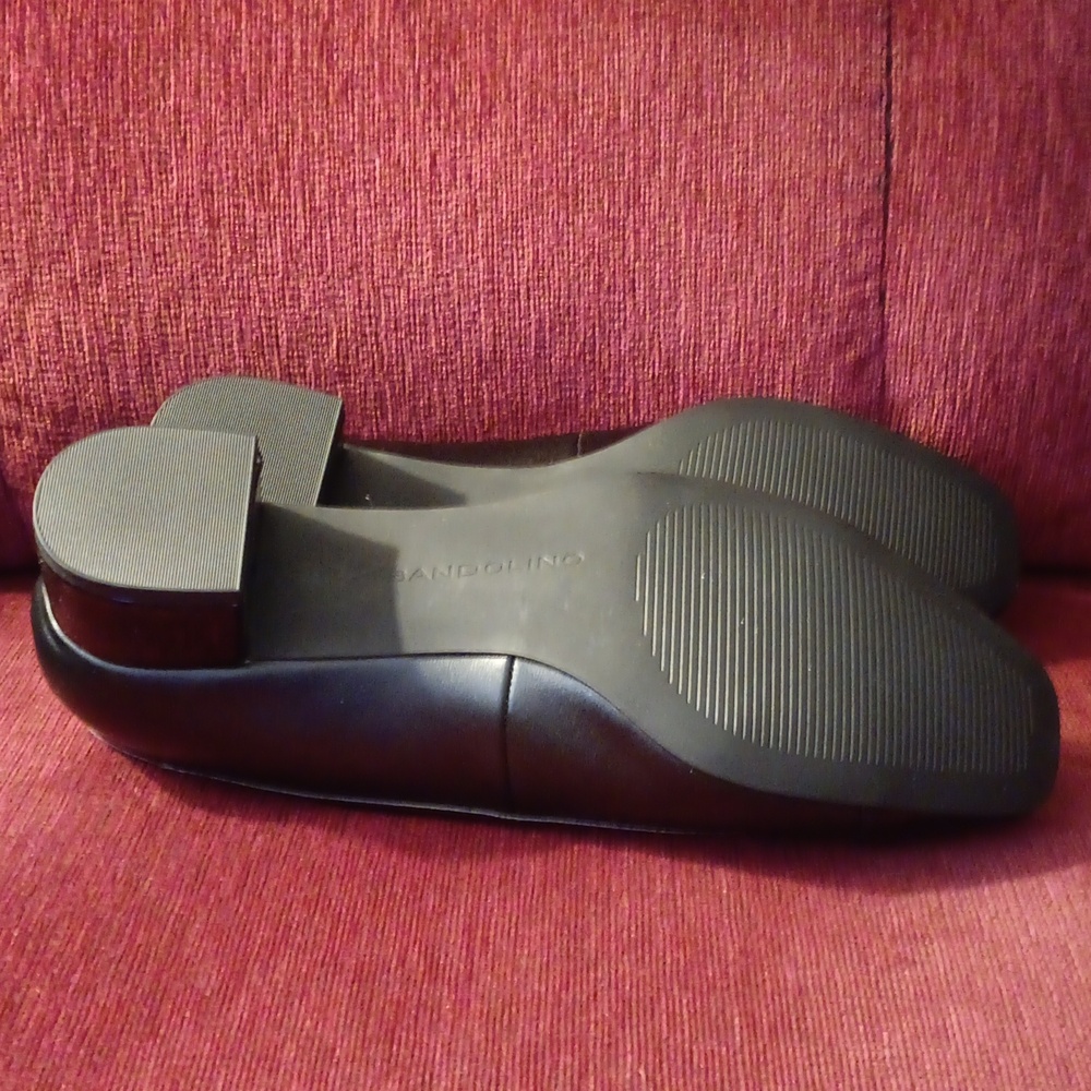 Bandolino Black Pumps with Bow Accent - Picture 5 of 12